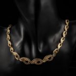 Колье или золотая цепочка: что выбрать?