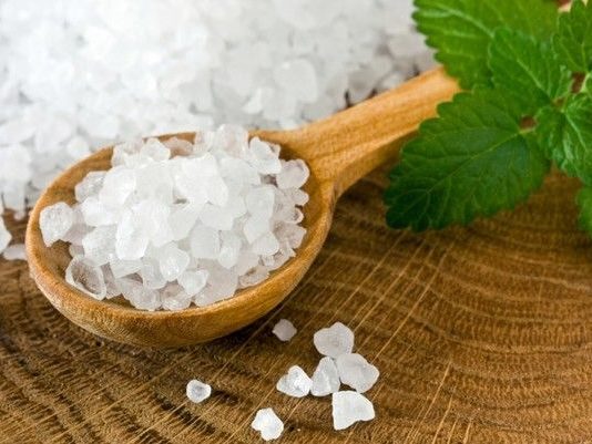 Зимний уход за кожей: польза натуральной соли для ванн