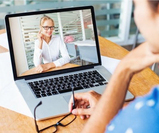 Помощь психолога онлайн: плюсы и минусы