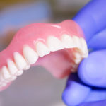 Съемные зубные протезы: как выбрать лучший вариант