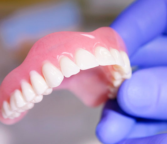 Съемные зубные протезы: как выбрать лучший вариант