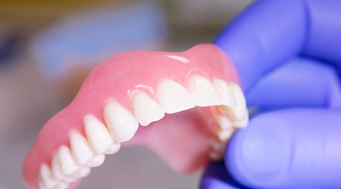Съемные зубные протезы: как выбрать лучший вариант