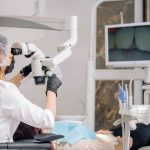Зачем лечить зубы под микроскопом?