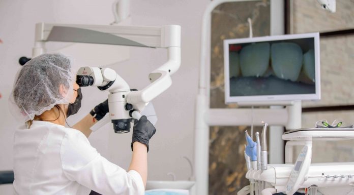Зачем лечить зубы под микроскопом?