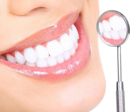 Как безопасно отбелить зубы без вреда для эмали?