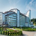 Какие удобства и услуги доступны в отеле Три сына и дочка?