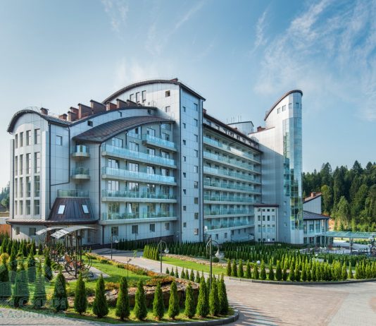 Какие удобства и услуги доступны в отеле Три сына и дочка?