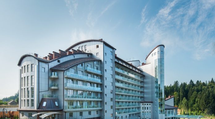 Какие удобства и услуги доступны в отеле Три сына и дочка?