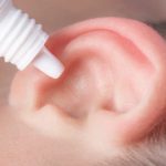 Как правильно закапать капли в уши?