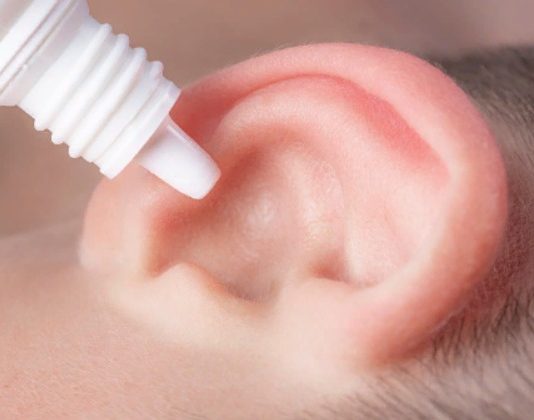 Как правильно закапать капли в уши?