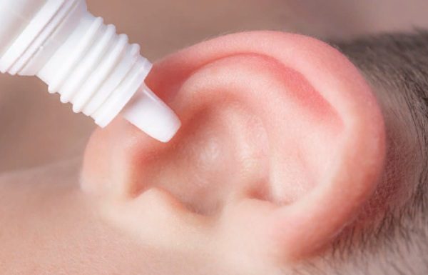 Как правильно закапать капли в уши?