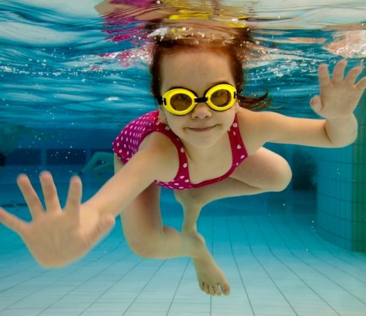 С какого возраста нужно учить ребенка плавать?