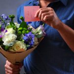 Как красиво извиниться перед девушкой: доставка цветов Вам в помощь!