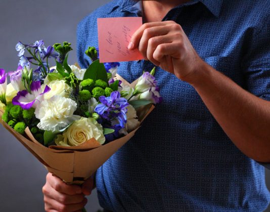 Как красиво извиниться перед девушкой: доставка цветов Вам в помощь!