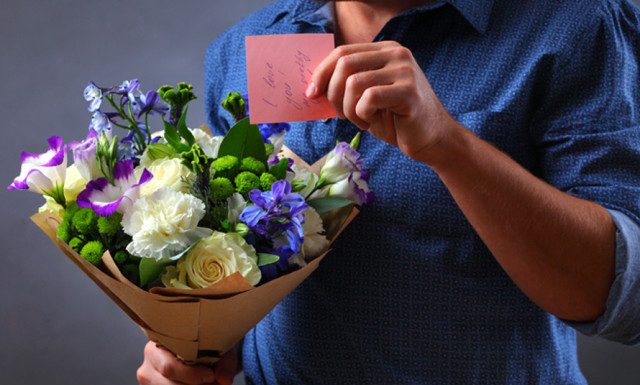 Как красиво извиниться перед девушкой: доставка цветов Вам в помощь!