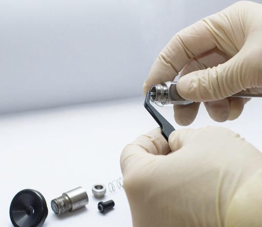 Кто выполняет ремонт эндохирургического оборудования и УЗИ?