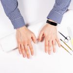 Как часто нужно ходить на маникюр мужчине?