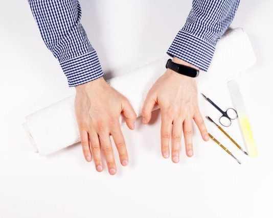 Как часто нужно ходить на маникюр мужчине?