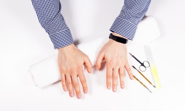 Как часто нужно ходить на маникюр мужчине?