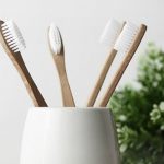 Как часто нужно менять зубную щетку и какую выбрать