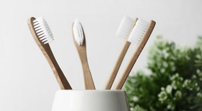 Как часто нужно менять зубную щетку и какую выбрать