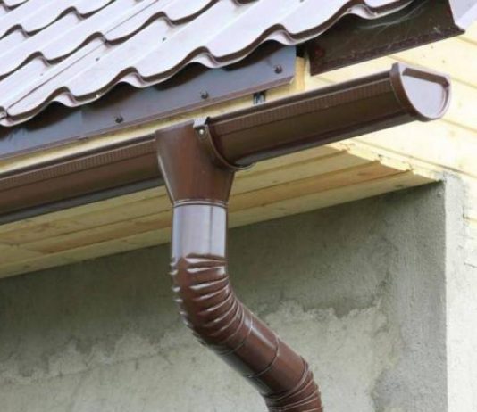 Как правильно установить водостоки на крыше