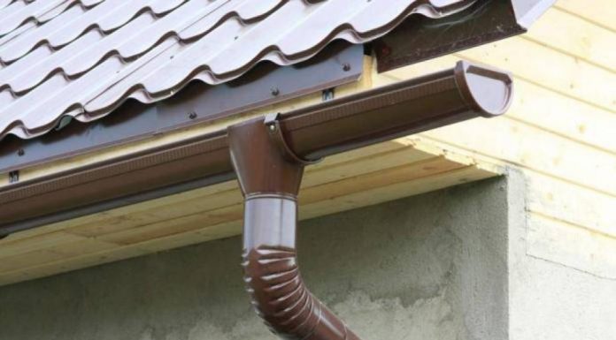 Как правильно установить водостоки на крыше