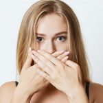 Неприятный запах изо рта: причины и лечение