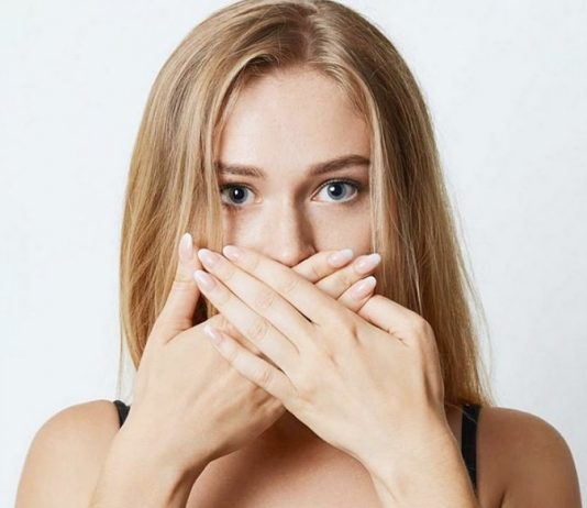 Неприятный запах изо рта: причины и лечение