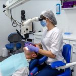 Когда возникает необходимость лечить зубы под микроскопом?