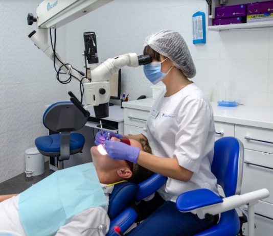 Когда возникает необходимость лечить зубы под микроскопом?