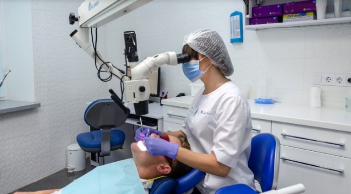 Когда возникает необходимость лечить зубы под микроскопом?