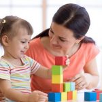 Какими качествами и навыками должна обладать няня для ребёнка