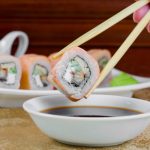 Как нужно правильно есть суши?