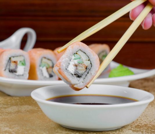 Как нужно правильно есть суши?