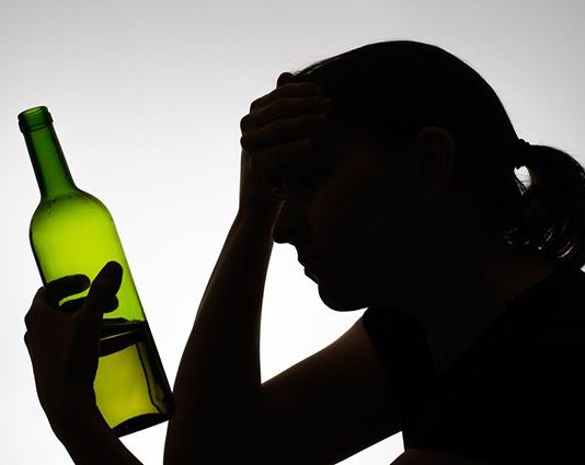 Как можно вылечить человека от алкоголизма?