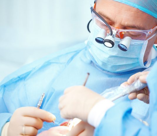 Какие заболевания лечит стоматолог-хирург?