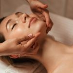 Польза массажа лица и основные техники