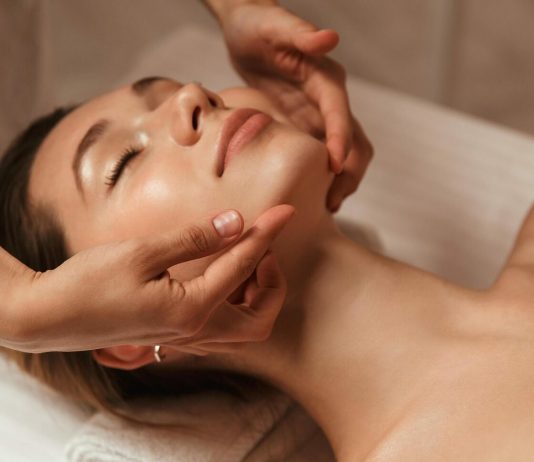 Польза массажа лица и основные техники