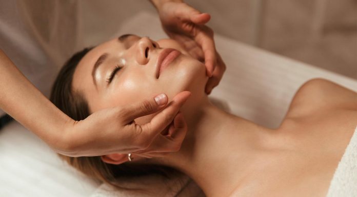 Польза массажа лица и основные техники