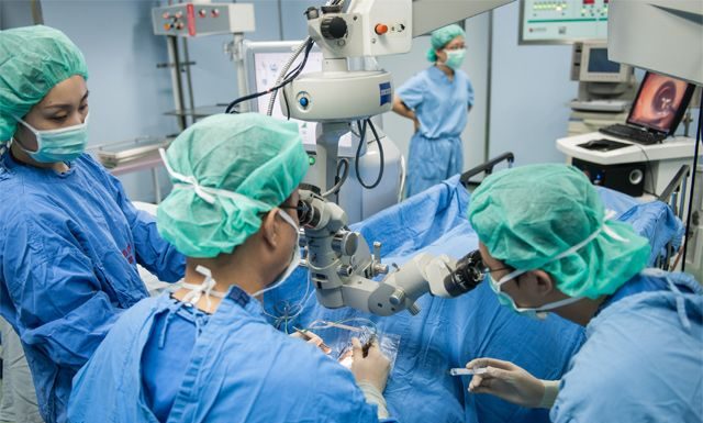 Как проводится операция по замене хрусталика