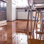 Кто возмещает ущерб после затопления квартиры?