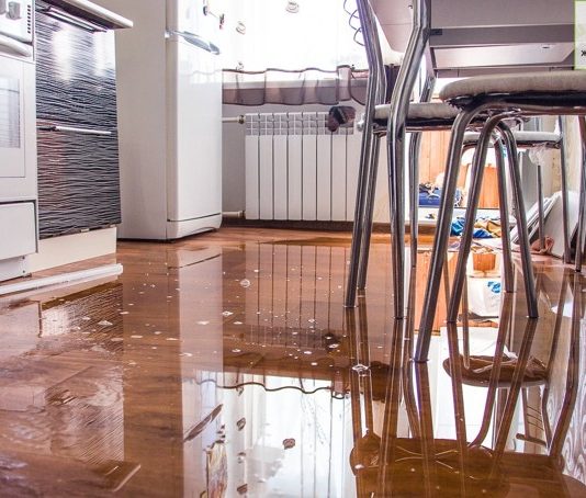 Кто возмещает ущерб после затопления квартиры?