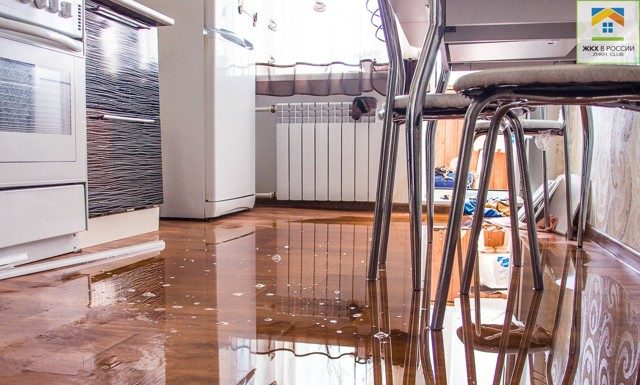 Кто возмещает ущерб после затопления квартиры?
