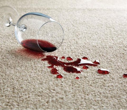 Выведение пятен вина с ковров