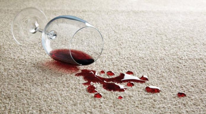 Выведение пятен вина с ковров