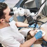 В чем преимущество лечения зубов под микроскопом?