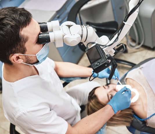 В чем преимущество лечения зубов под микроскопом?