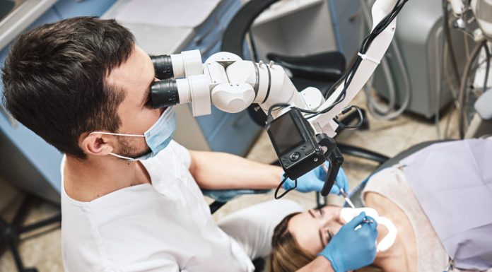 В чем преимущество лечения зубов под микроскопом?