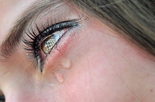Почему слезятся глаза и что с этим делать